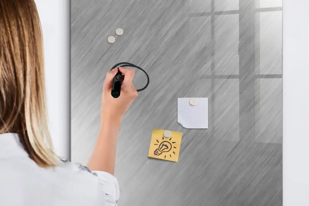 Tableau magnétique avec feutre à encre métallique
