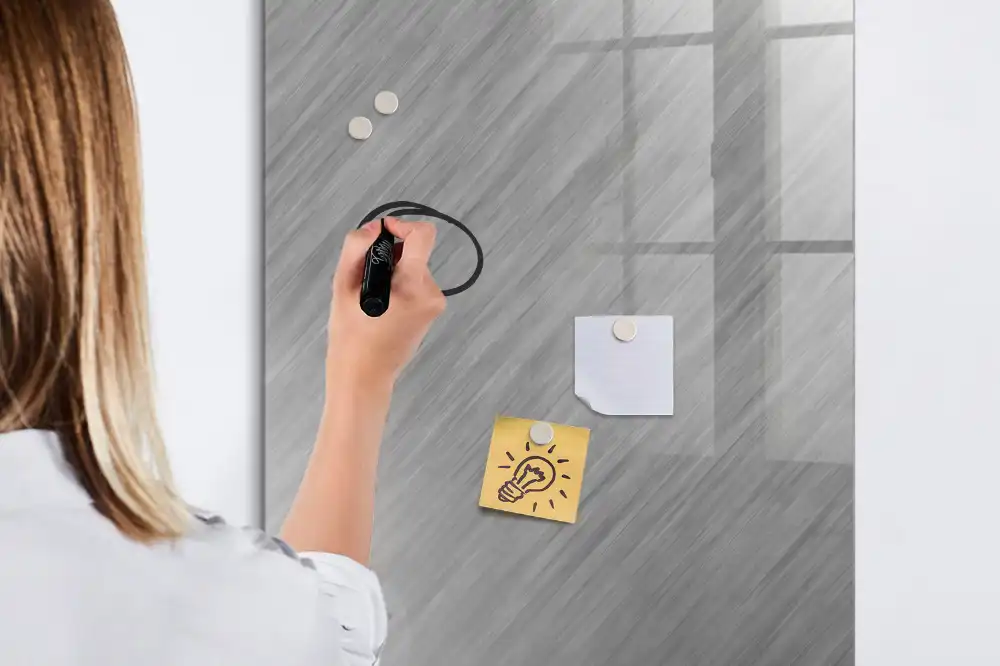 Tableau magnétique avec feutre à encre métallique