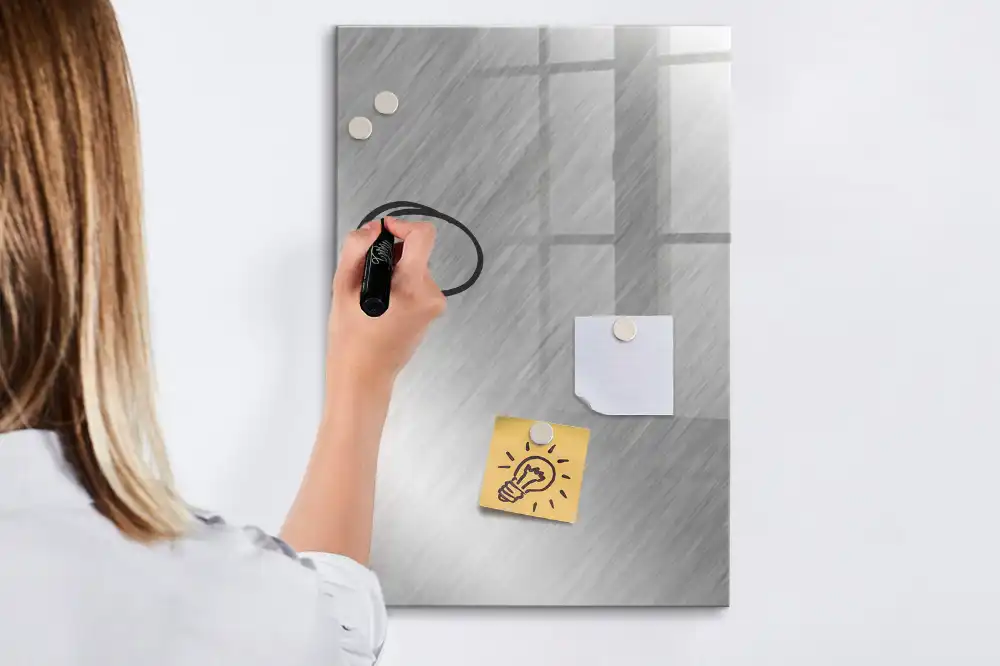 Tableau magnétique avec feutre à encre métallique