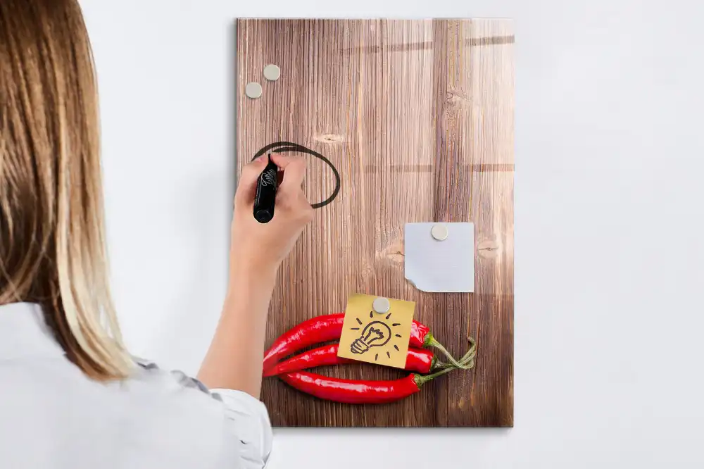 Tableau magnétique pour dessin motif piment sur planche à découper