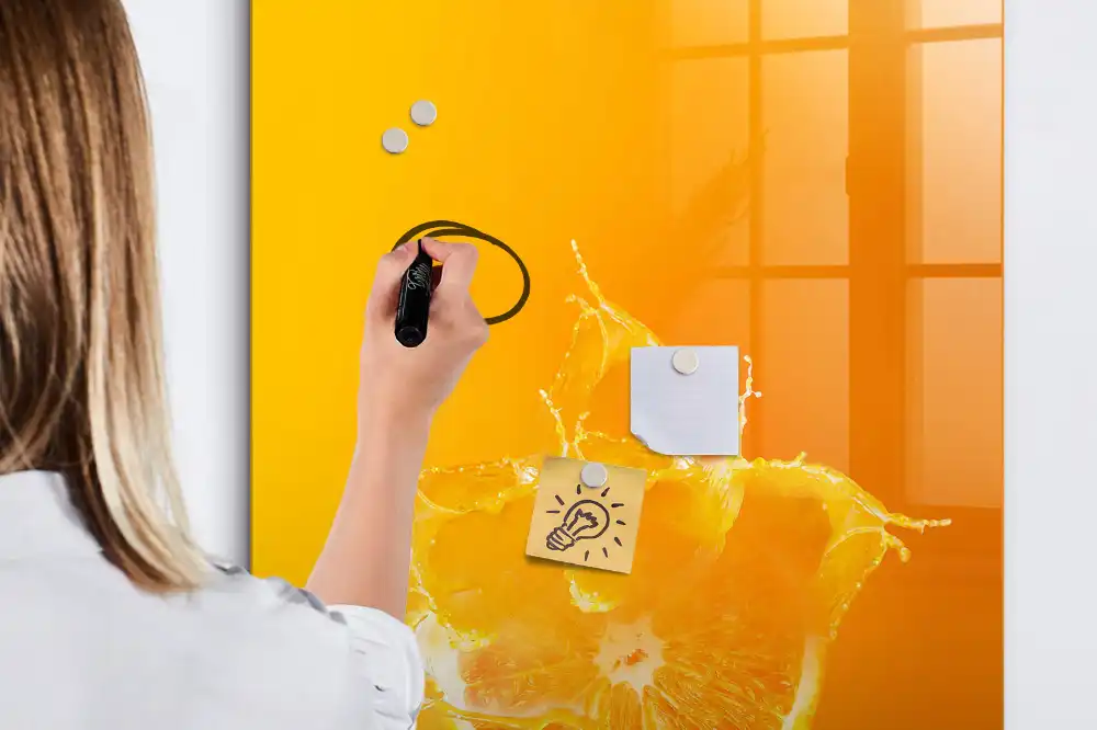 Tableau magnétique avec feutre motif jus d'orange pressé