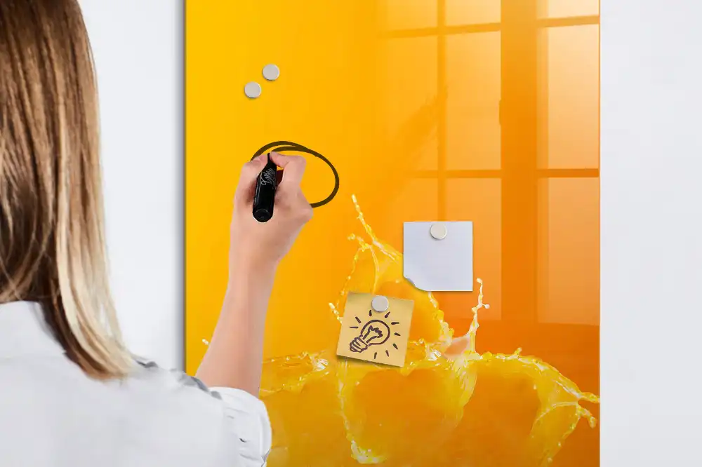 Tableau magnétique avec feutre motif jus d'orange pressé