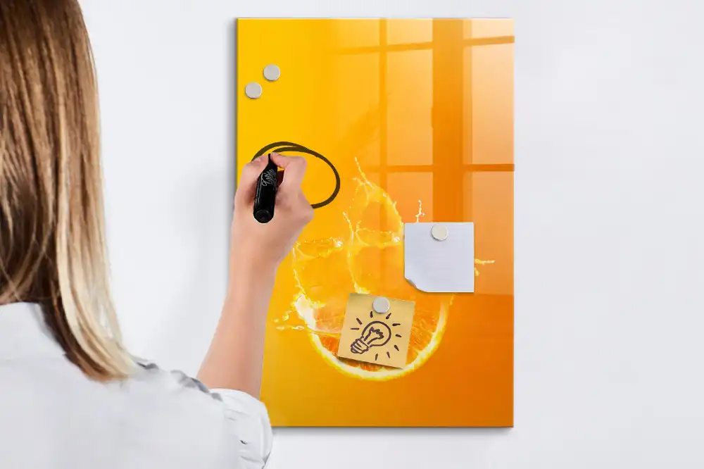 Tableau magnétique avec feutre motif jus d'orange pressé