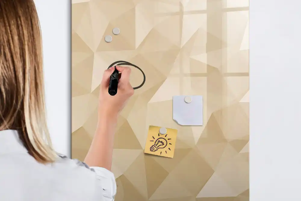 Tableau magnétique pour dessin avec motif de pyramides géométriques