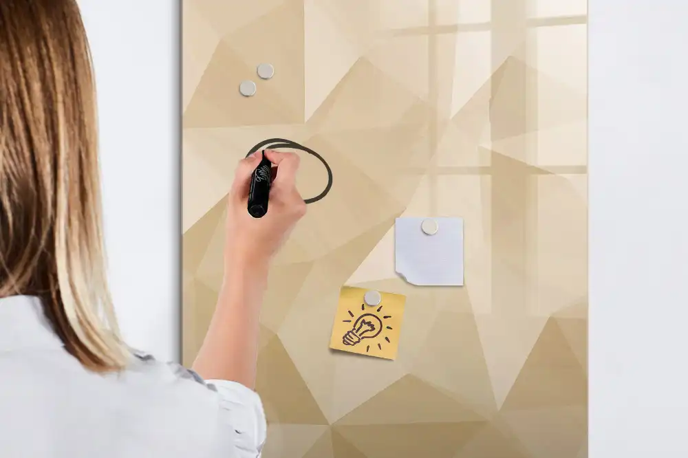 Tableau magnétique pour dessin avec motif de pyramides géométriques