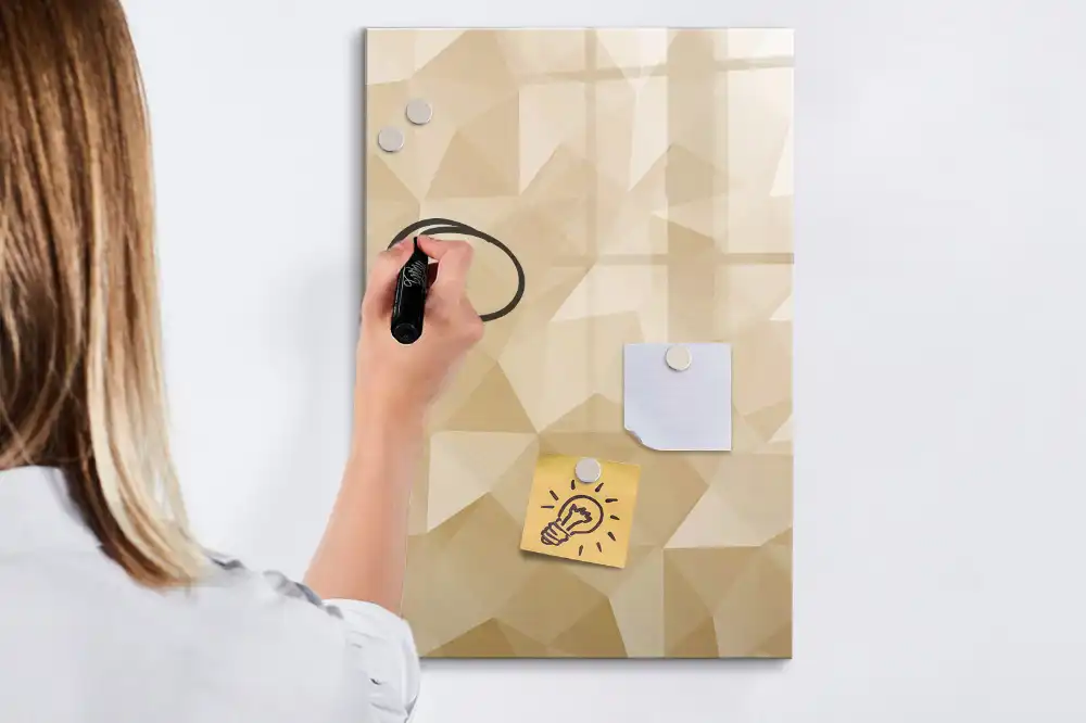 Tableau magnétique pour dessin avec motif de pyramides géométriques