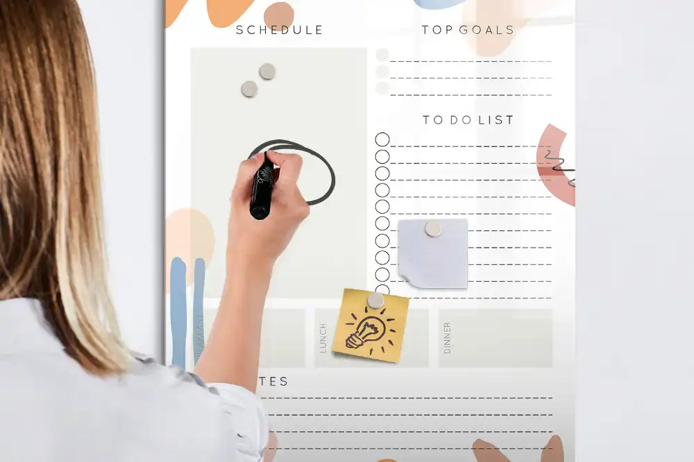 Tableau blanc magnétique effaçable à sec avec organisateur quotidien