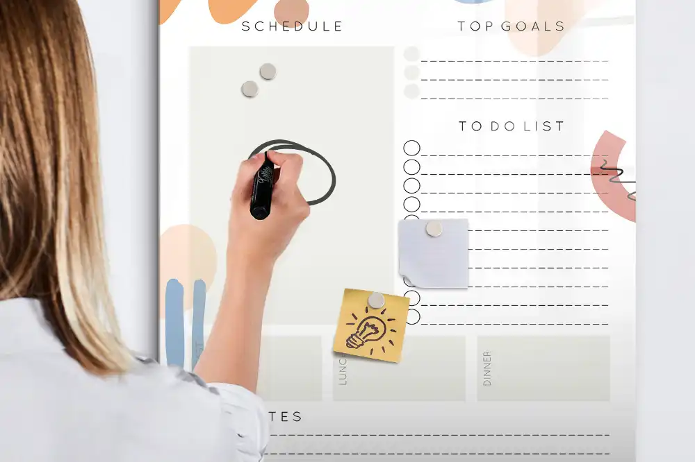Tableau blanc magnétique effaçable à sec avec organisateur quotidien