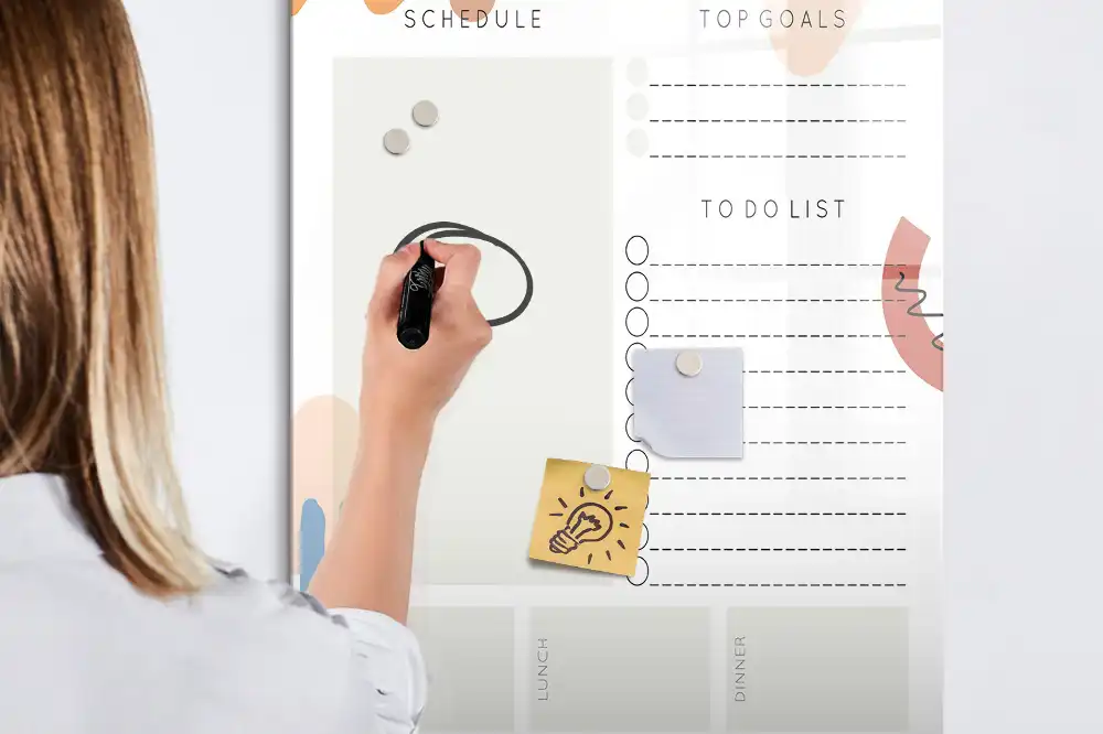 Tableau blanc magnétique effaçable à sec avec organisateur quotidien