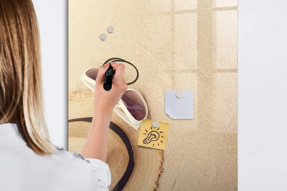 Tableau magnétique avec feutre et motif chapeau de paille sur le sable