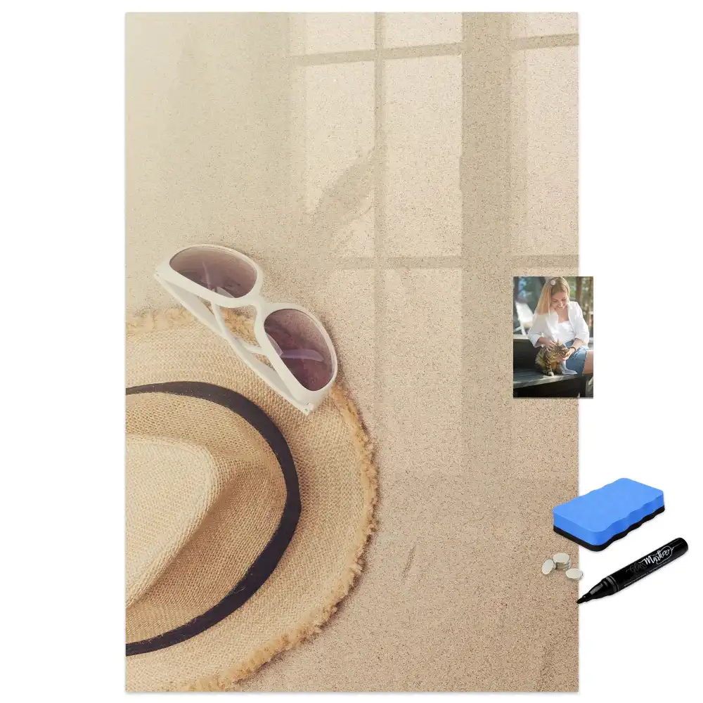 Tableau magnétique avec feutre et motif chapeau de paille sur le sable