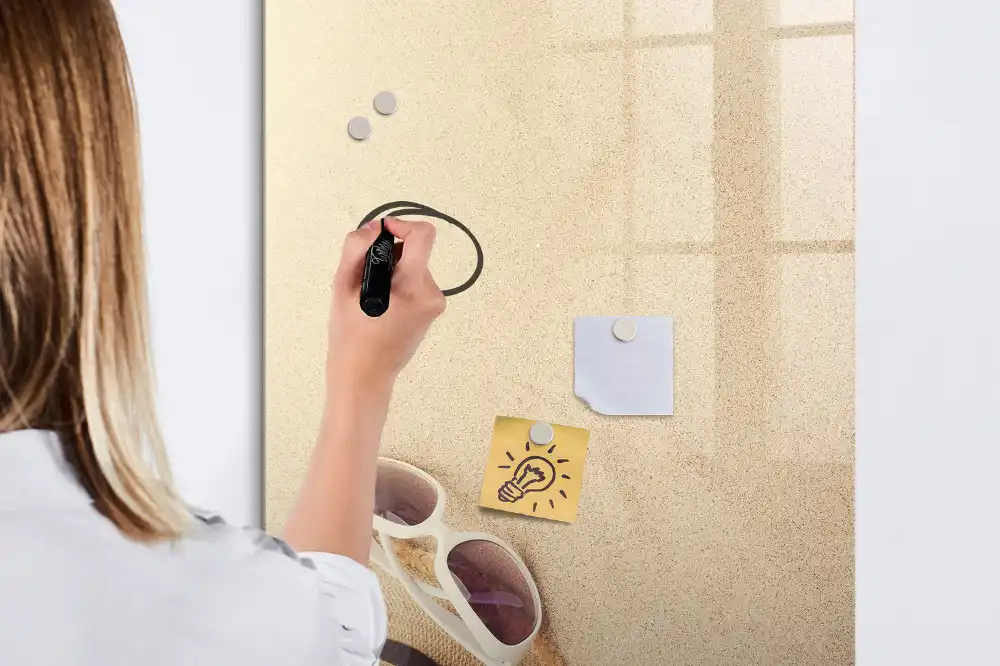 Tableau magnétique avec feutre et motif chapeau de paille sur le sable