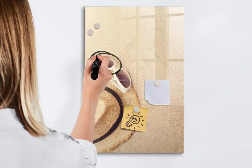 Tableau magnétique avec feutre et motif chapeau de paille sur le sable