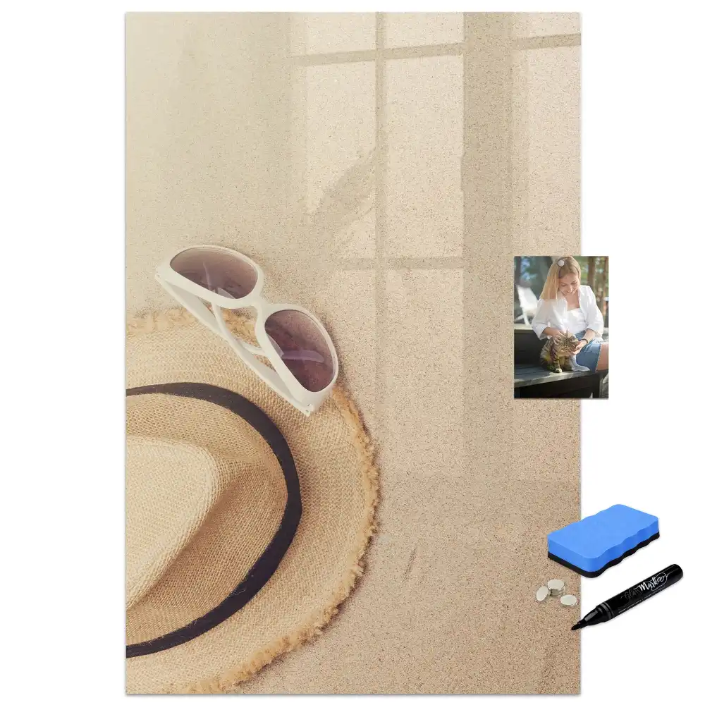 Tableau magnétique avec feutre et motif chapeau de paille sur le sable