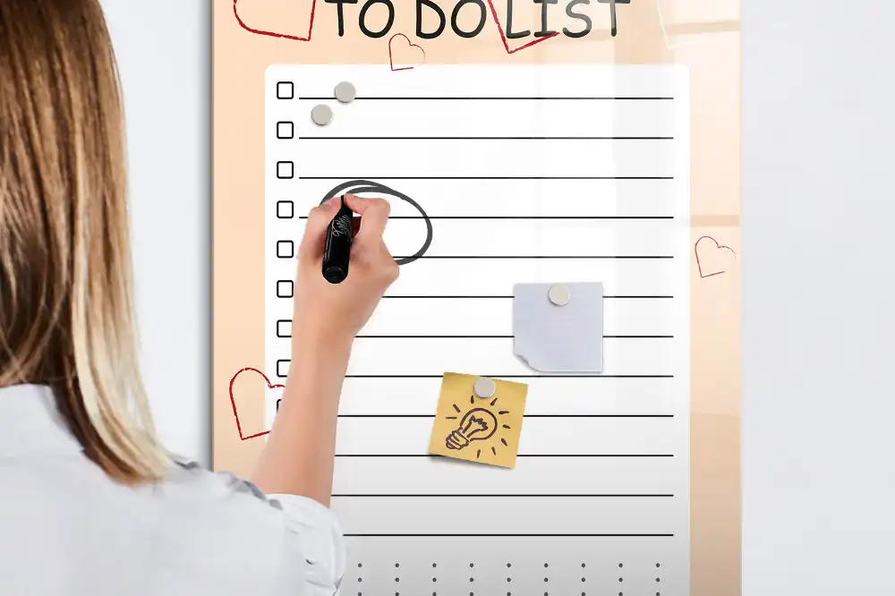 Tableau magnétique pour dessin et liste de priorités