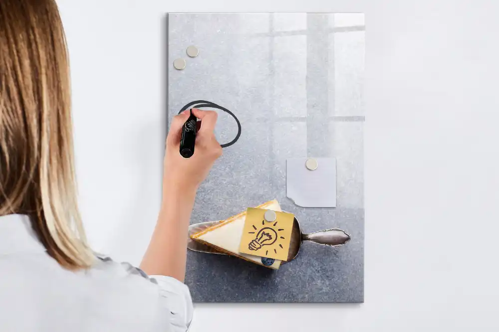 Tableau magnétique en forme de part de gâteau pour écriture