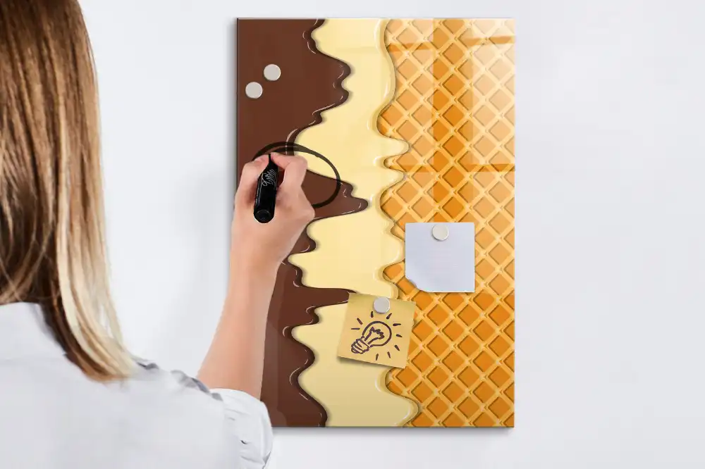 Tableau magnétique en forme de glace avec garnitures aux fruits