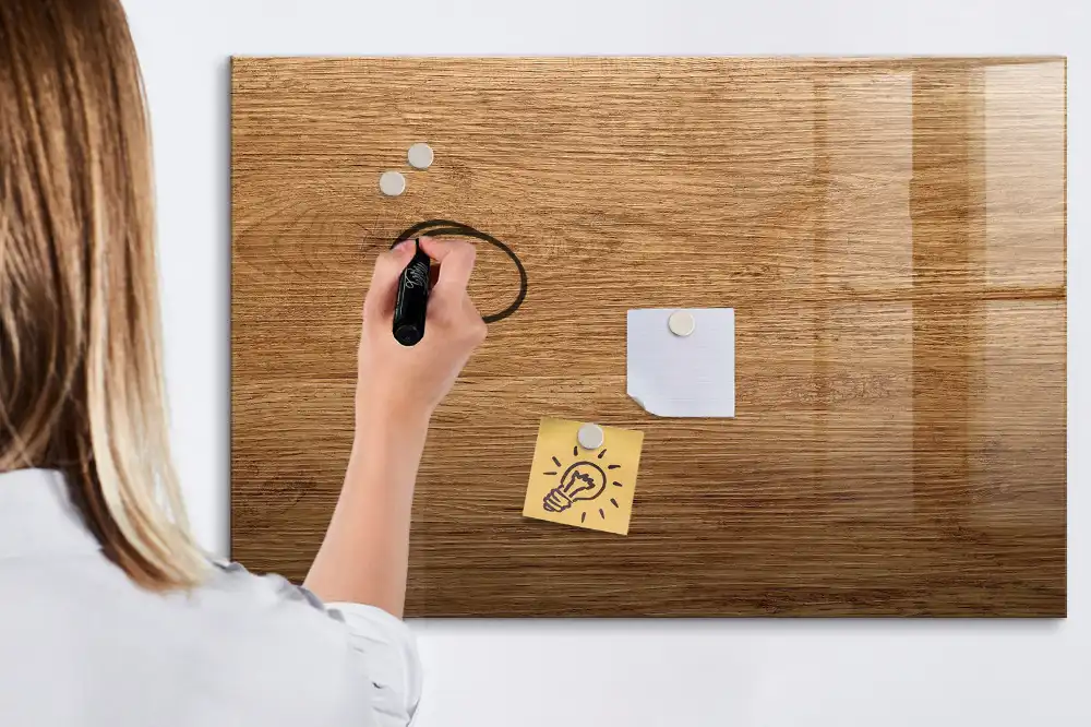 Tableau à dessiner magnétique avec cadre en bois clair