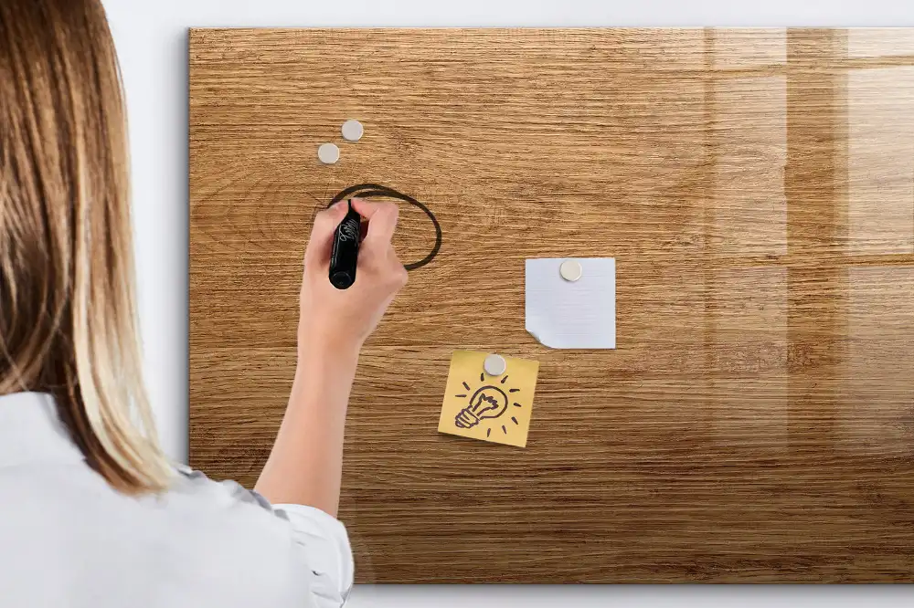 Tableau à dessiner magnétique avec cadre en bois clair