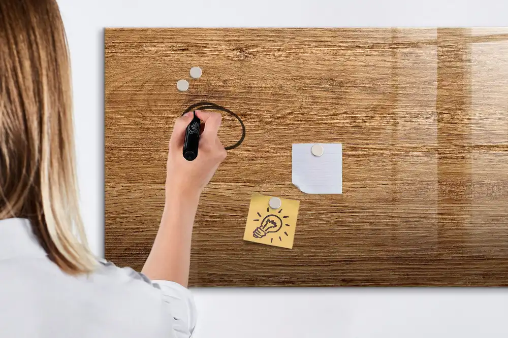 Tableau à dessiner magnétique avec cadre en bois clair
