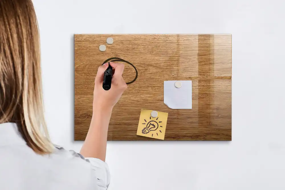 Tableau à dessiner magnétique avec cadre en bois clair