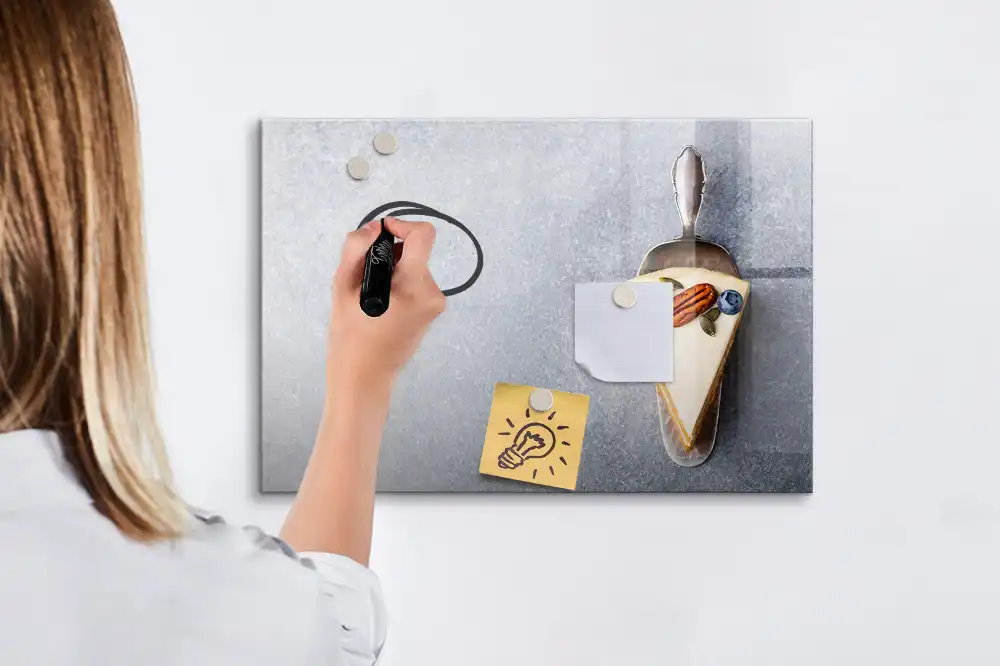 Tableau blanc magnétique effaçable à sec avec motif part de gâteau