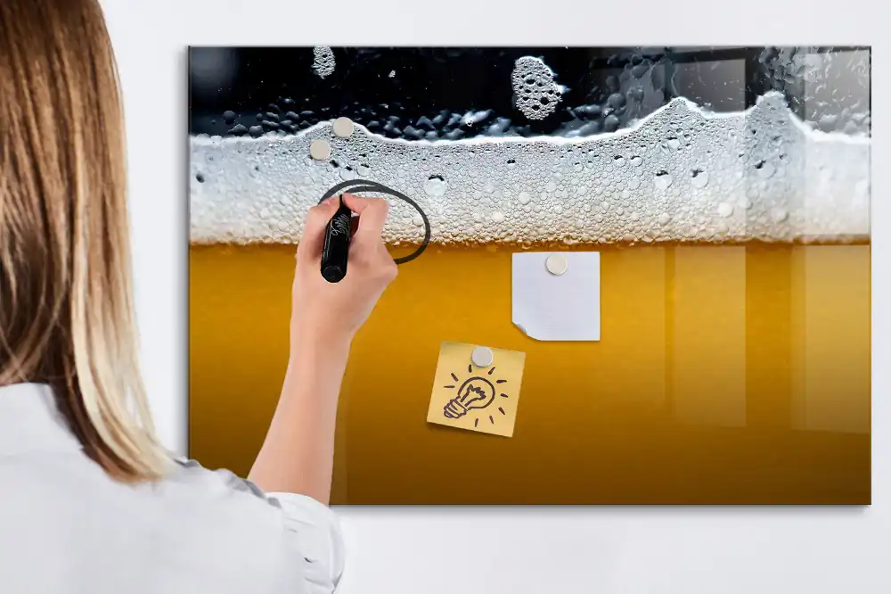 Tableau magnétique pour dessin illustrant une bière mousseuse