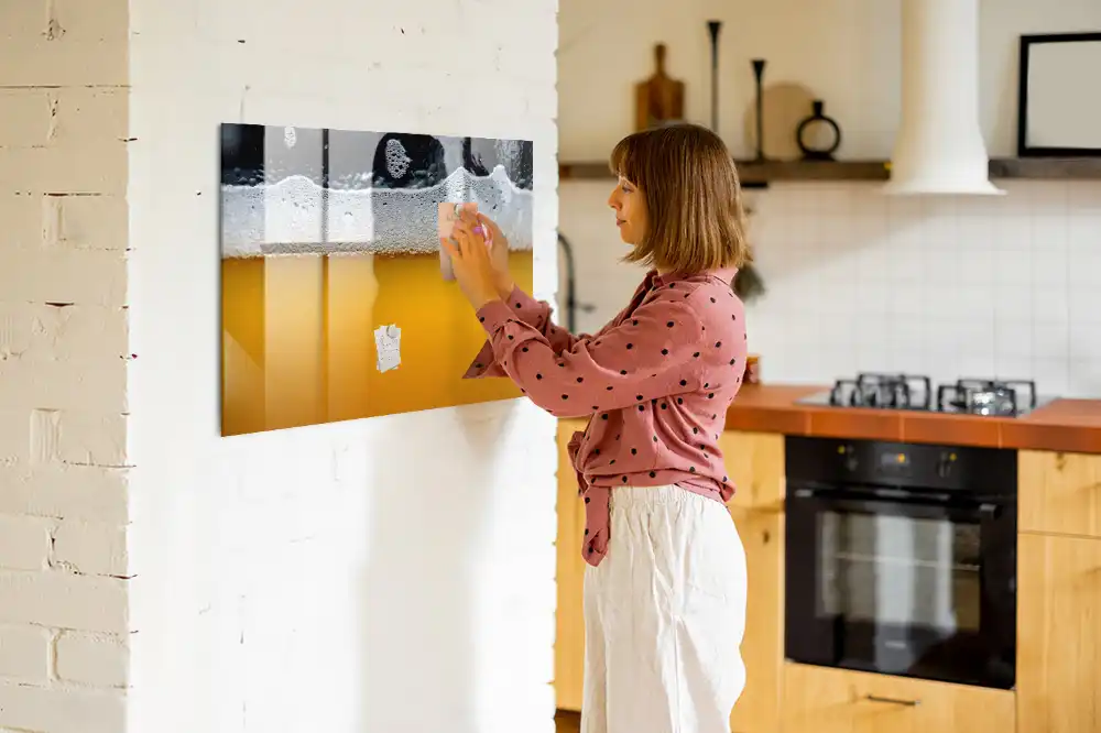 Tableau magnétique pour dessin illustrant une bière mousseuse