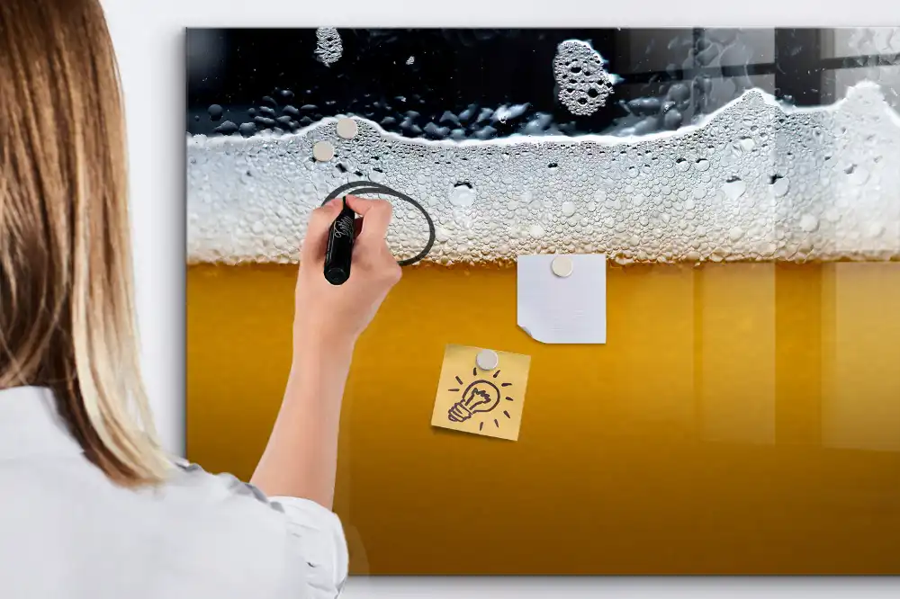 Tableau magnétique pour dessin illustrant une bière mousseuse