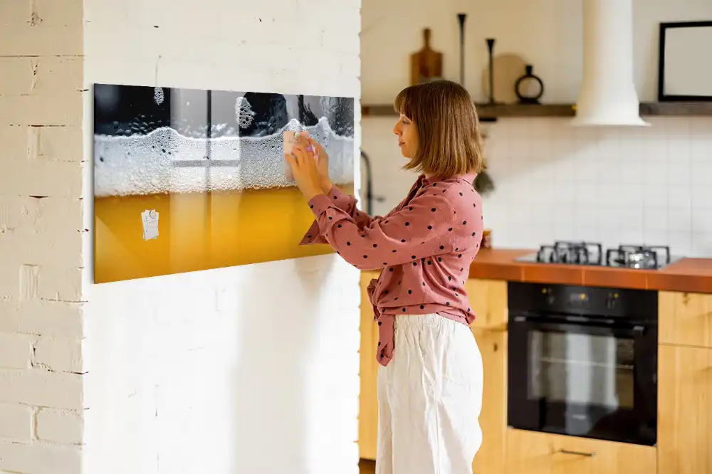 Tableau magnétique pour dessin illustrant une bière mousseuse