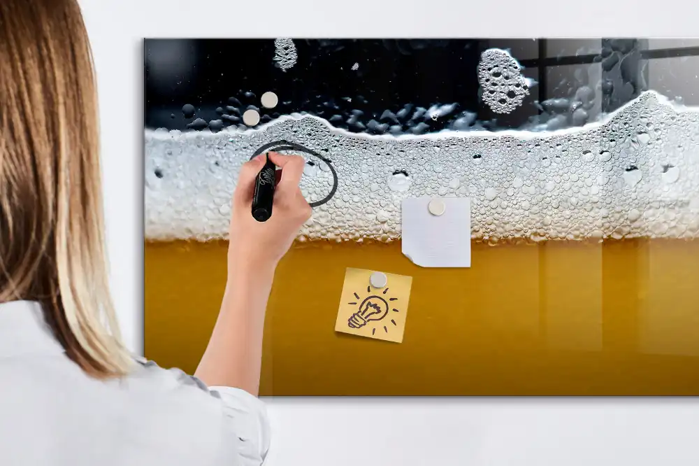 Tableau magnétique pour dessin illustrant une bière mousseuse