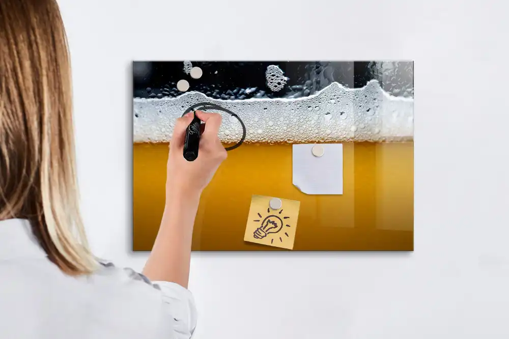Tableau magnétique pour dessin illustrant une bière mousseuse
