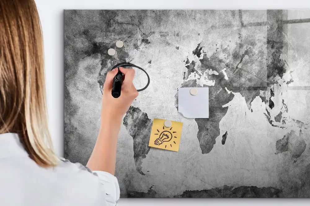 Tableau blanc magnétique effaçable à sec avec grille géographique mondiale