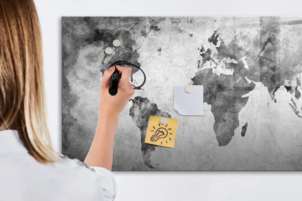 Tableau blanc magnétique effaçable à sec avec grille géographique mondiale