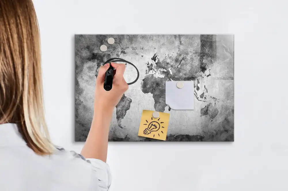 Tableau blanc magnétique effaçable à sec avec grille géographique mondiale
