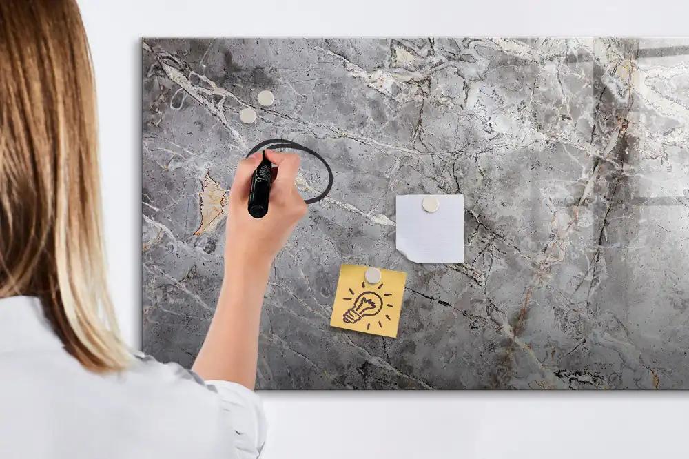Tableau magnétique avec finition motif marbre pour écriture