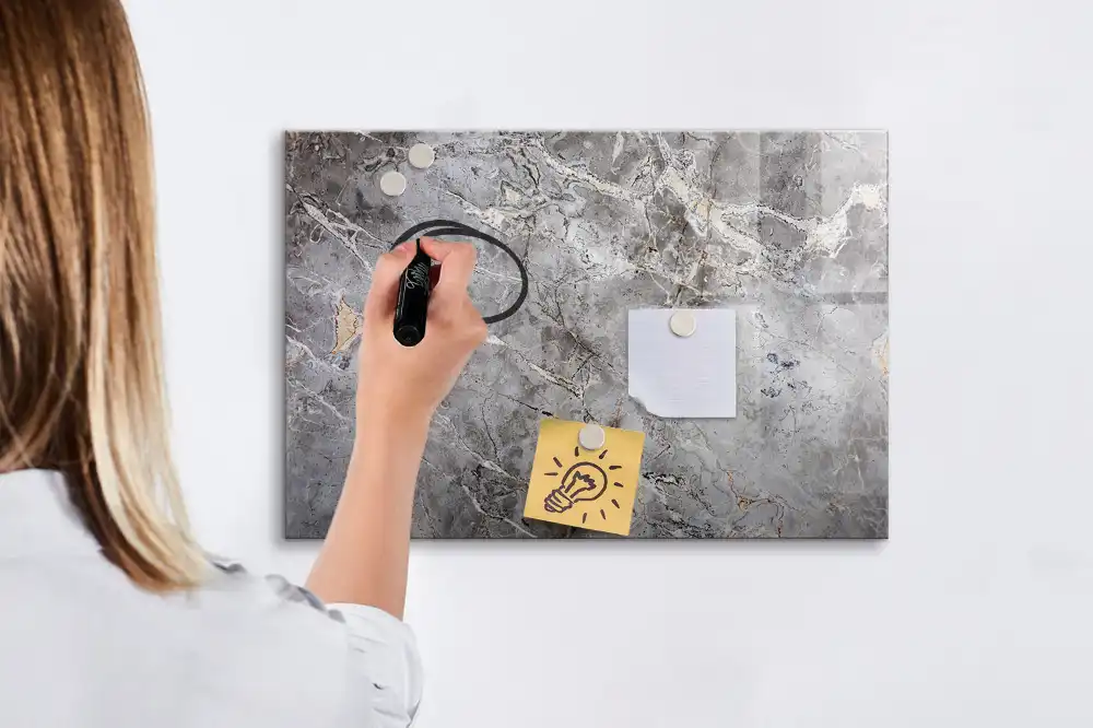 Tableau magnétique avec finition motif marbre pour écriture