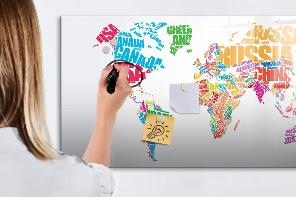 Tableau blanc magnétique effaçable à sec avec motifs de pays colorés