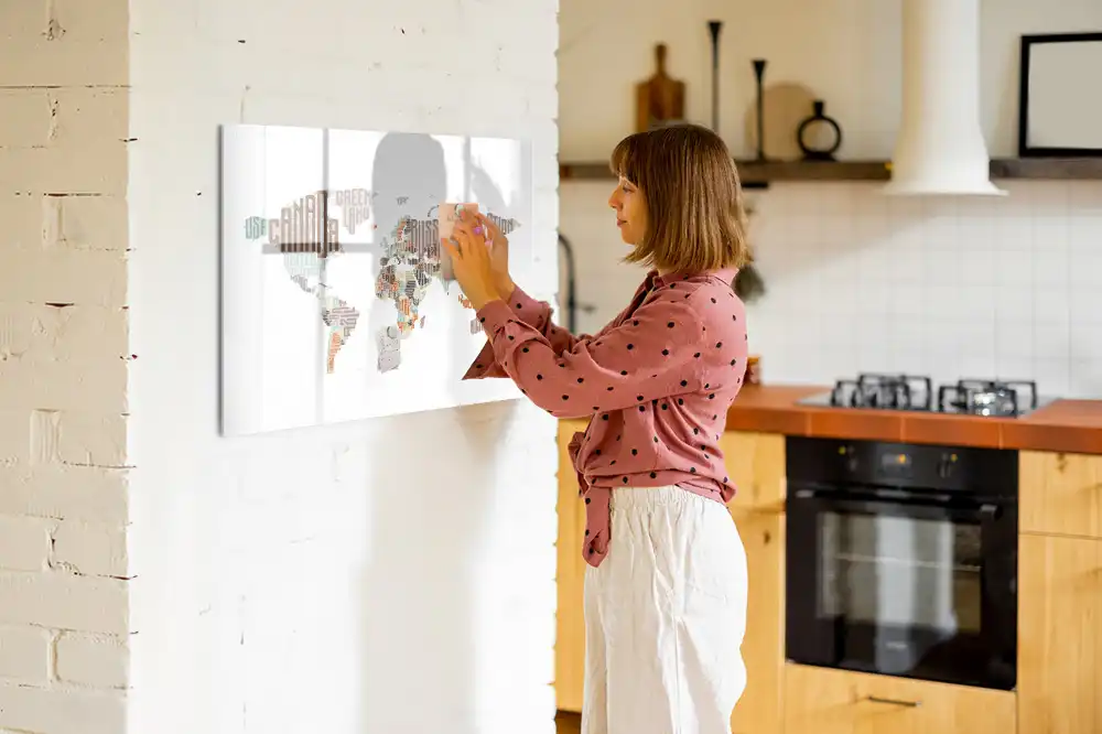 Tableau magnétique pour enfants avec inscriptions de pays colorées