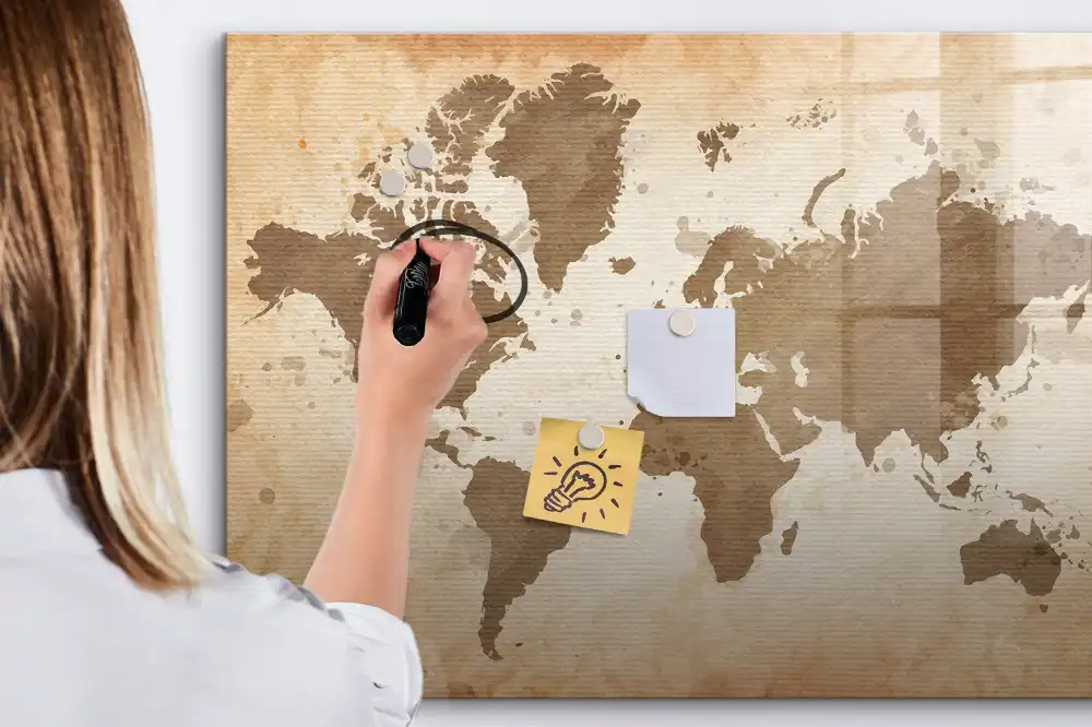 Tableau magnétique carte du monde illustrée pour enfants