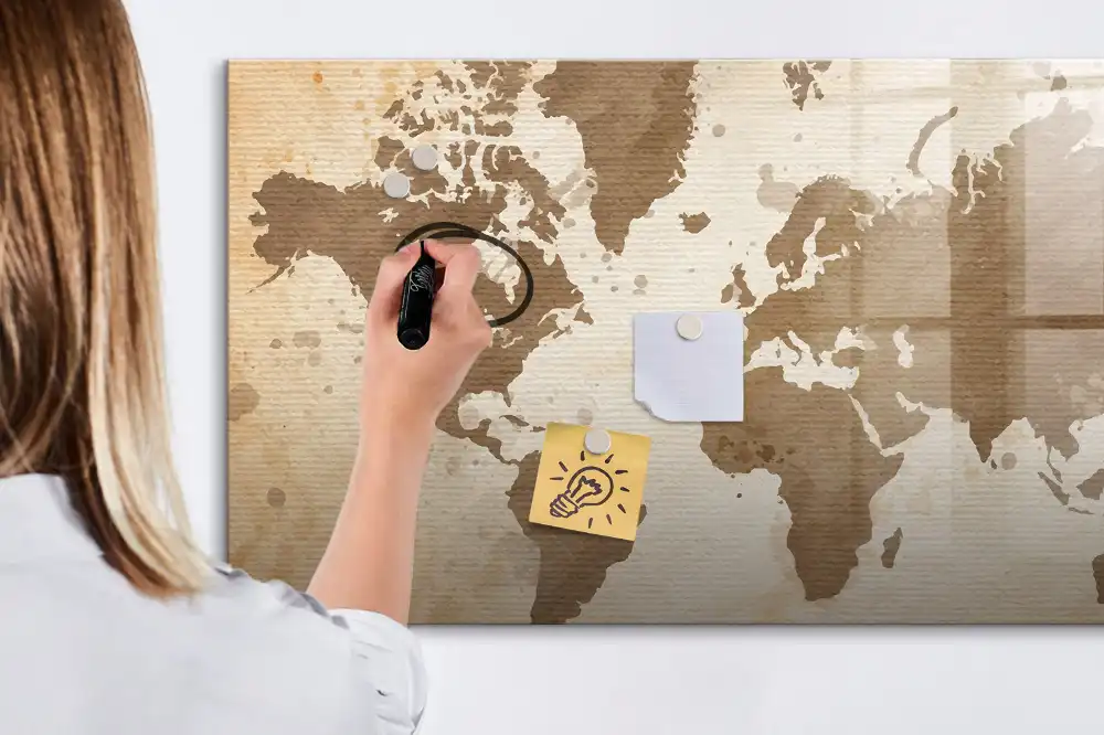 Tableau magnétique carte du monde illustrée pour enfants