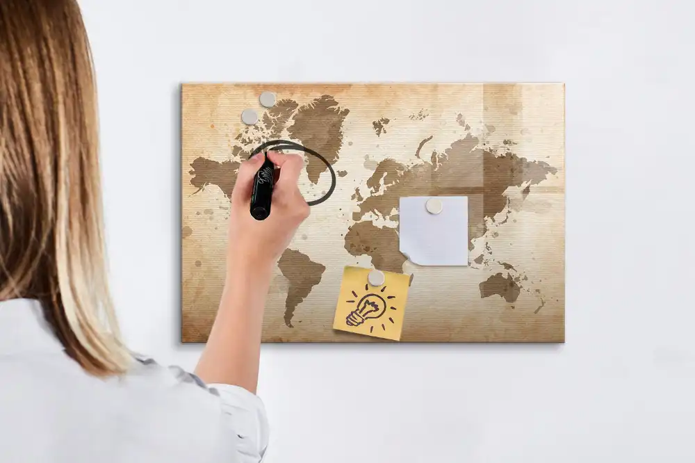 Tableau magnétique carte du monde illustrée pour enfants
