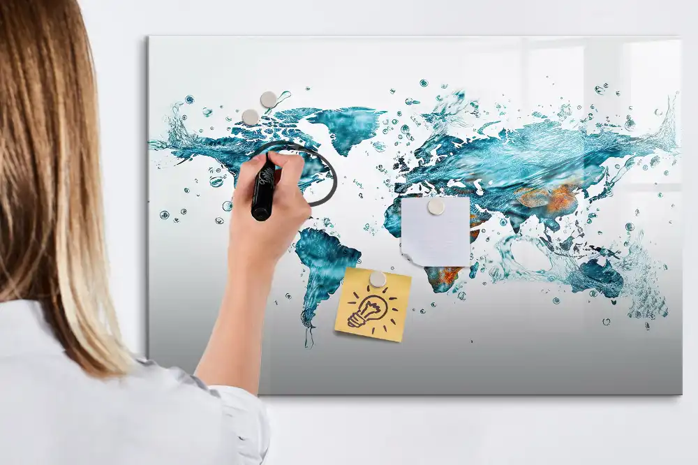 Tableau magnétique effaçable en forme de mappemonde