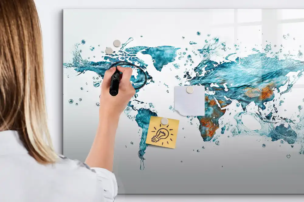 Tableau magnétique effaçable en forme de mappemonde