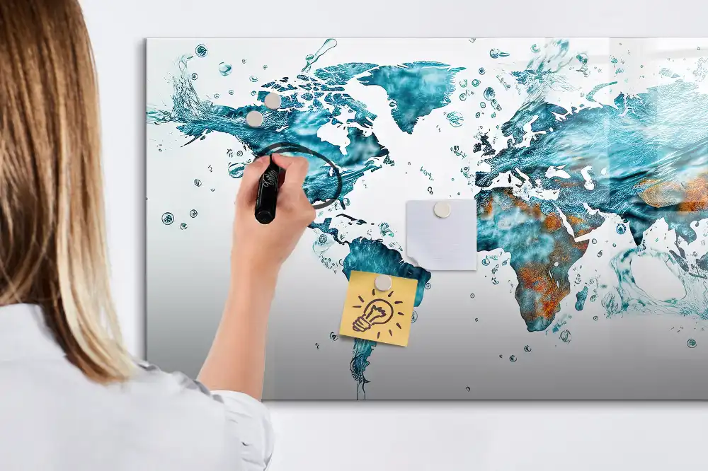 Tableau magnétique effaçable en forme de mappemonde