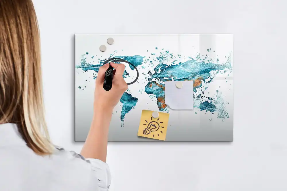 Tableau magnétique effaçable en forme de mappemonde