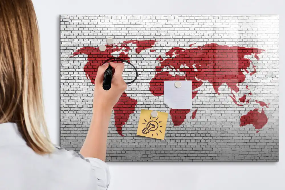 Tableau magnétique pour dessin à motif mur de briques et contour des continents