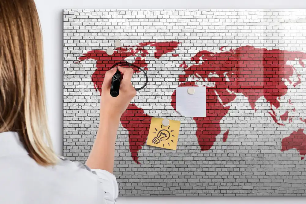 Tableau magnétique pour dessin à motif mur de briques et contour des continents
