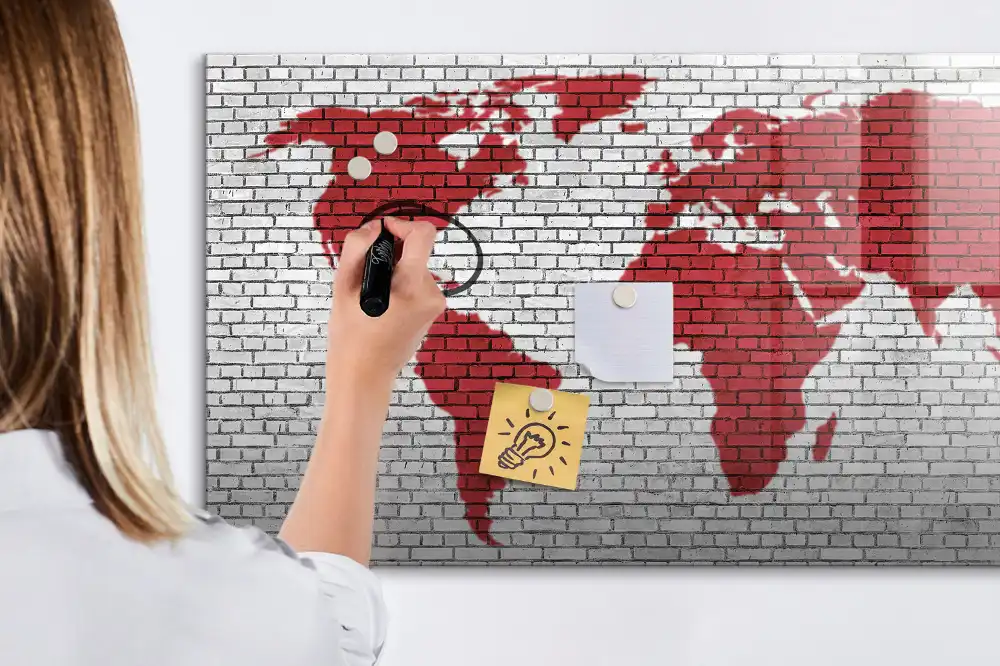 Tableau magnétique pour dessin à motif mur de briques et contour des continents