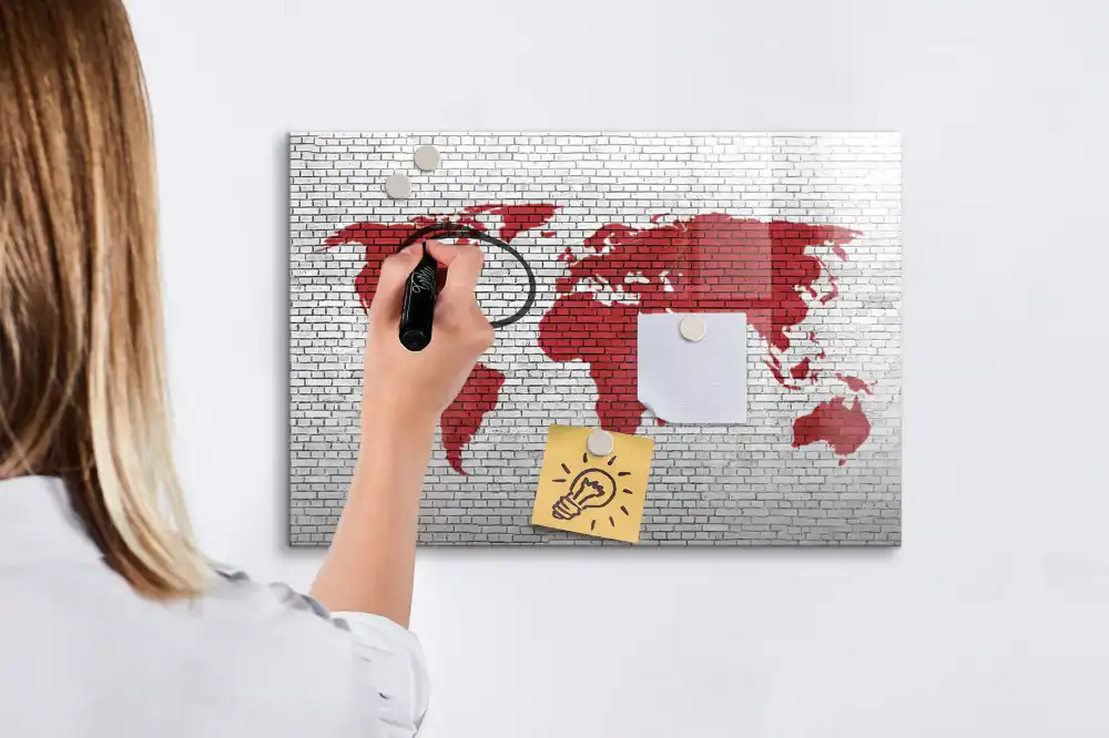 Tableau magnétique pour dessin à motif mur de briques et contour des continents